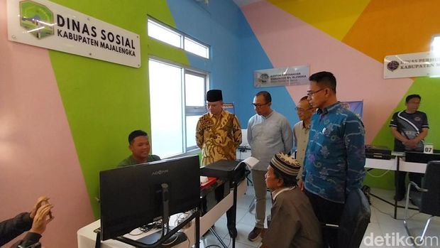 Wakil Bupati Majalengka Dena Muhamad Ramdhan saat meninjau sejumlah tempat pelayanan publik.