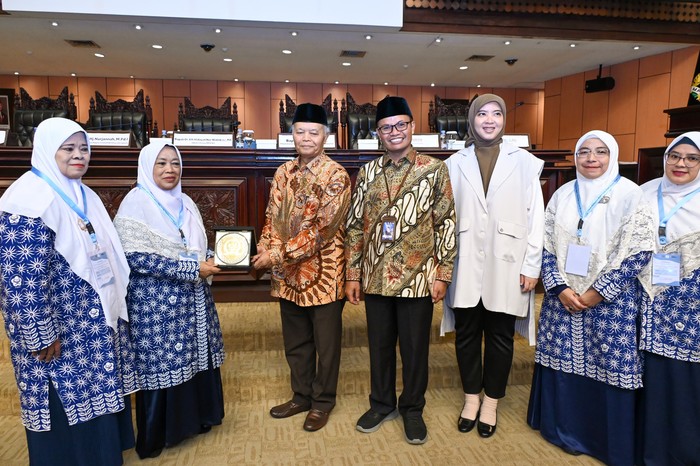Wakil Ketua MPR RI Hidayat Nur Wahid (HNW)