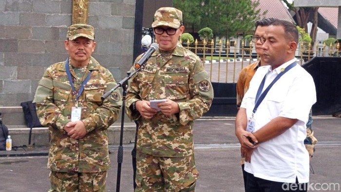 Wakil Menteri Dalam Negeri (Wamendagri) Bima Arya Sugiarto di depan gerbang Akmil Magelang, Jumat (21/2/2025) sore.