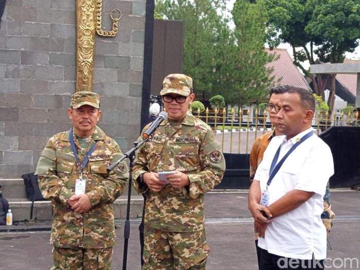 Wakil Menteri Dalam Negeri (Wamendagri) Bima Arya Sugiarto di depan gerbang Akmil Magelang, Jumat (21/2/2025) sore.