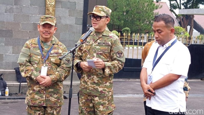 Wakil Menteri Dalam Negeri (Wamendagri) Bima Arya Sugiarto memberikan keterangan kepada media di depan gerbang Akmil Magelang, Jumat (21/2/2025) sore.