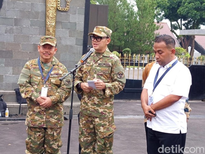Wakil Menteri Dalam Negeri (Wamendagri) Bima Arya Sugiarto memberikan keterangan kepada media di depan gerbang Akmil Magelang, Jumat (21/2/2025) sore.