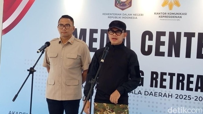 Wamendagri Bima Arya Sugiarto memberikan keterangan kepada awak media di Media Center Magelang Retret, Jumat (21/2/2025).