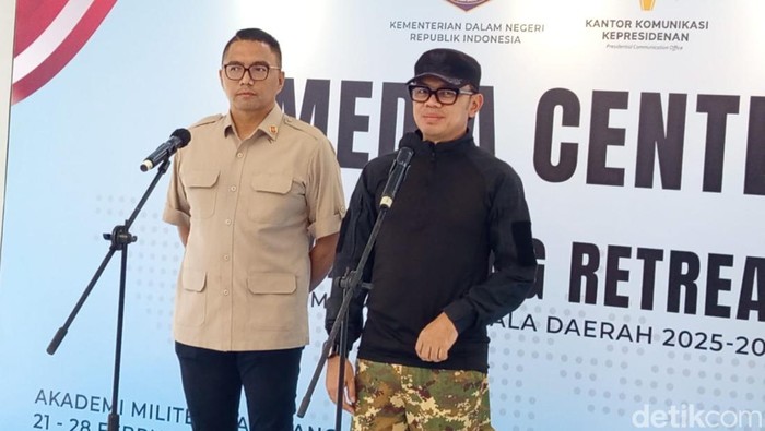 Wamendagri Bima Arya Sugiarto memberikan keterangan kepada awak media di Media Center Magelang Retret, Jumat (21/2/2025).