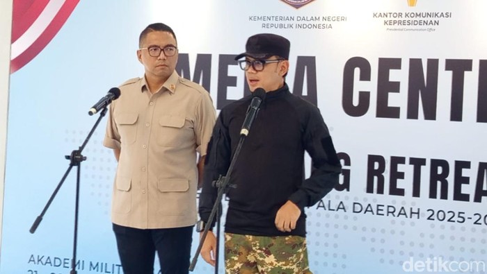 Wamendagri Bima Arya Sugiarto memberikan keterangan kepada awak media di Media Center Magelang Retret, Jumat (21/2/2025).