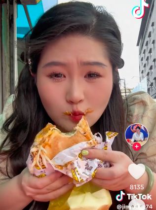 Wanita China Ini Sebut Burger Kaki Lima Malaysia Paling Enak