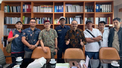 Warga Gili Meno bersama Walhi NTB mendatangi Kementerian Lingkungan Hidup di Jakarta, Jumat (21/2/2025). (Foto: Walhi NTB)