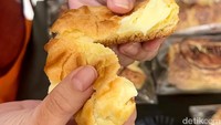 Kue sus dengan isian vla yang lembut manis jadi juara! Rasa manisnya pas tak bikin eneg.