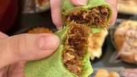 Dadar gulung di Weiji punya isian unti kelapa yang padat. Bahkan lebih tebal isian dibanding kulitnya.