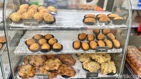 Penggemar gorengan pasti puas jajan di sini! Combro, tahu fantasi, tahu isi, dan kroket sayang dilewatkan. 