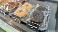 Begitu masuk, kamu akan ‘disambut’ jejeran jajanan pasar, kue, gorengan, hingga ragam donat enak seperti ini.