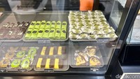 Harga jajanan pasar di sini mulai dari Rp 7 ribu dengan kualitas dan bahan premium. Jenisnya ada dadar gulung, kue lapis, sampai bugis mandi.