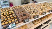 Kue-kue kering yang cocok buat stok lebaran juga tersedia di Weiji. Harganya sekitar Rp 130 ribuan per stoples.