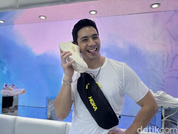 Yoshi Sudarso memilih sepatu olahraga khusus lari