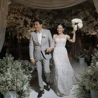 Pemeran Kaluna di film Home Sweet Loan, Yunita Siregar, resmi menikah Wicky V Olindo, di hari Valentine, 14 Februari 2025. Dekorasi di acara pernikahan keduanya tampak mewah dengan sentuhan elegan dan romantis. Foto: Instagram@yunitasiregar