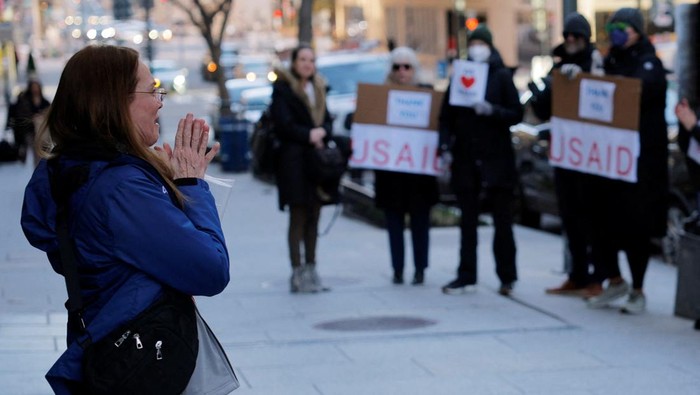 Air Mata Iringi Pekerja USAID yang Dipecat Tinggalkan Kantor Recently fired U.S. Agency for International Development (USAID) staff react as they leave work and are applauded by former USAID staffers and supporters during a sendoff outside USAID offices in Washington, D.C., U.S., February 21, 2025. REUTERS/Brian Snyder