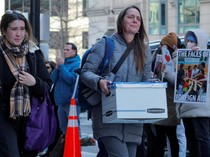 Air Mata Iringi Pekerja USAID yang Dipecat Tinggalkan Kantor