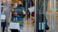Staf Badan Pembangunan Internasional AS (USAID) yang baru saja dipecat bereaksi saat mereka meninggalkan tempat kerja dan mendapat tepuk tangan dari mantan staf dan pendukung USAID selama pelepasan di luar kantor USAID di Washington, D.C., AS, Jumat (21/2/2025).