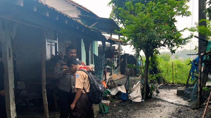Aparat Polsek Tlogowungu mendatangi rumah remaja yang viral karena mencuri pisang di Pati, Sabtu (22/2/2025).