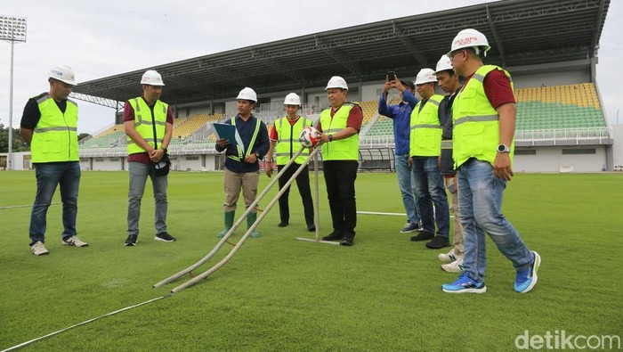 Asprov PSSI Sulsel melakukan uji kelayakan rumput Stadion BJ Habibie Parepare.