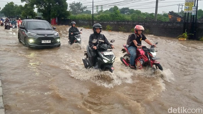 Banjir luapan di Jalan Jogja-Solo, Jogonalan dan Prambanan, Klaten, Sabtu (22/5/2025) sore.