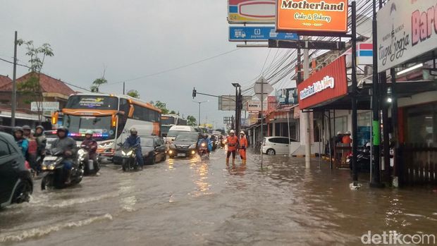 Banjir luapan di Jalan Jogja-Solo, Jogonalan dan Prambanan, Klaten, Sabtu (22/5/2025) sore.