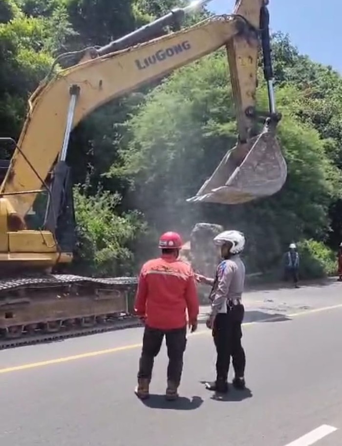 Batu Besar Jatuh dari Bukit Menggelinding di Jalur Pantura PLTU Paiton