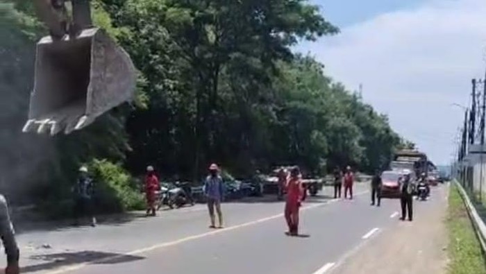 Batu Besar Jatuh dari Bukit Menggelinding di Jalur Pantura PLTU Paiton