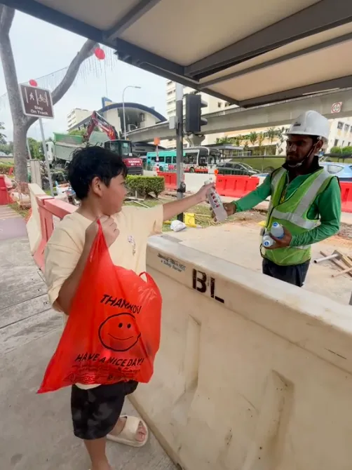 Mulia! Bocah Ini Bagi-bagi Minuman ke Pekerja Konstruksi