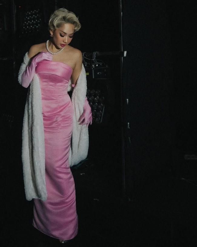 Mengenakan gaun strapless satin berwarna pink dengan siluet H-line, BCL sukses menghidupkan kembali pesona bintang legendaris tersebut. Foto: Instagram/@itsmebcl
