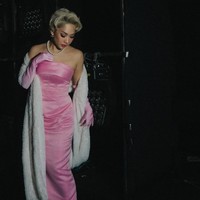 Mengenakan gaun strapless satin berwarna pink dengan siluet H-line, BCL sukses menghidupkan kembali pesona bintang legendaris tersebut. Foto: Instagram/@itsmebcl