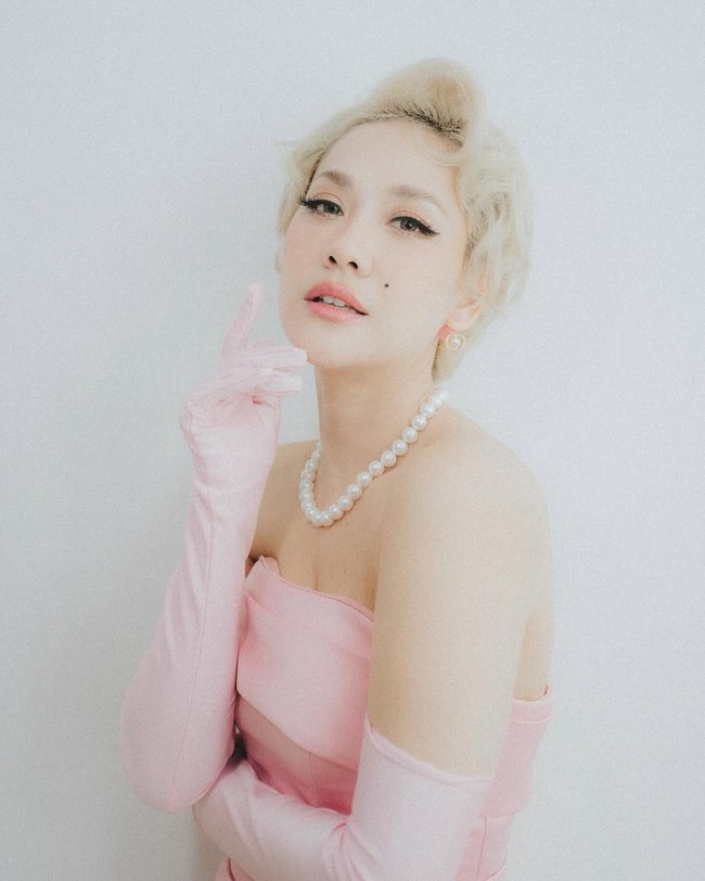 Riasannya pun selaras dengan tampilan klasik ini—bold winged eyeliner, bulu mata lentik, serta pulasan bibir merah muda yang lembut menambah daya tarik ala diva era 1950-an. Foto: Instagram/@itsmebcl