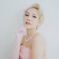 Riasannya pun selaras dengan tampilan klasik ini—bold winged eyeliner, bulu mata lentik, serta pulasan bibir merah muda yang lembut menambah daya tarik ala diva era 1950-an. Foto: Instagram/@itsmebcl