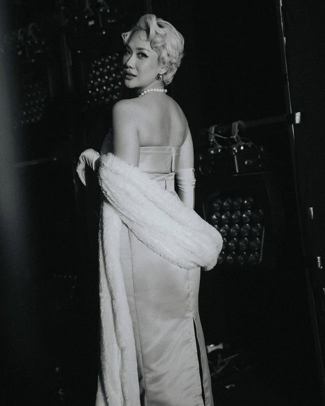 Rambut pirangnya ditata dalam gaya gelombang retro khas Marilyn Monroe, memberikan kesan feminin dan sophisticated.  Foto: Instagram/@itsmebcl