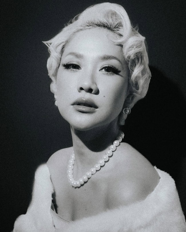 Tak lupa, tahi lalat di atas sudut bibir yang ikonik. Penampilan khas Marilyn Monroe ini ditampilkan saat BCL menjadi juri di babak Spektakuler Indonesian Idol 2025, pada Senin (17/2/2025). Foto: Instagram/@itsmebcl