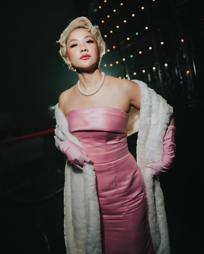 “Imperfection is beauty, madness is genius, and it’s better to be absolutely ridiculous than absolutely boring, - Marilyn Monroe,” tulis BCL pada caption foto. Foto: Instagram/@itsmebcl