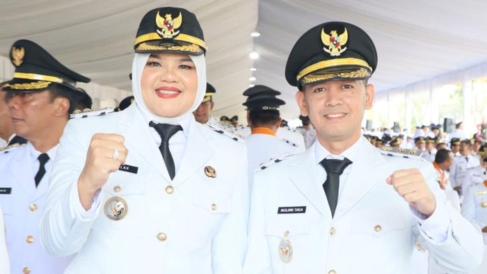 Bupati Tanjabtim Dillah Hikmah Sari dan Wakil Bupati Tanjabtim Muslimin Tanja usai dilantik