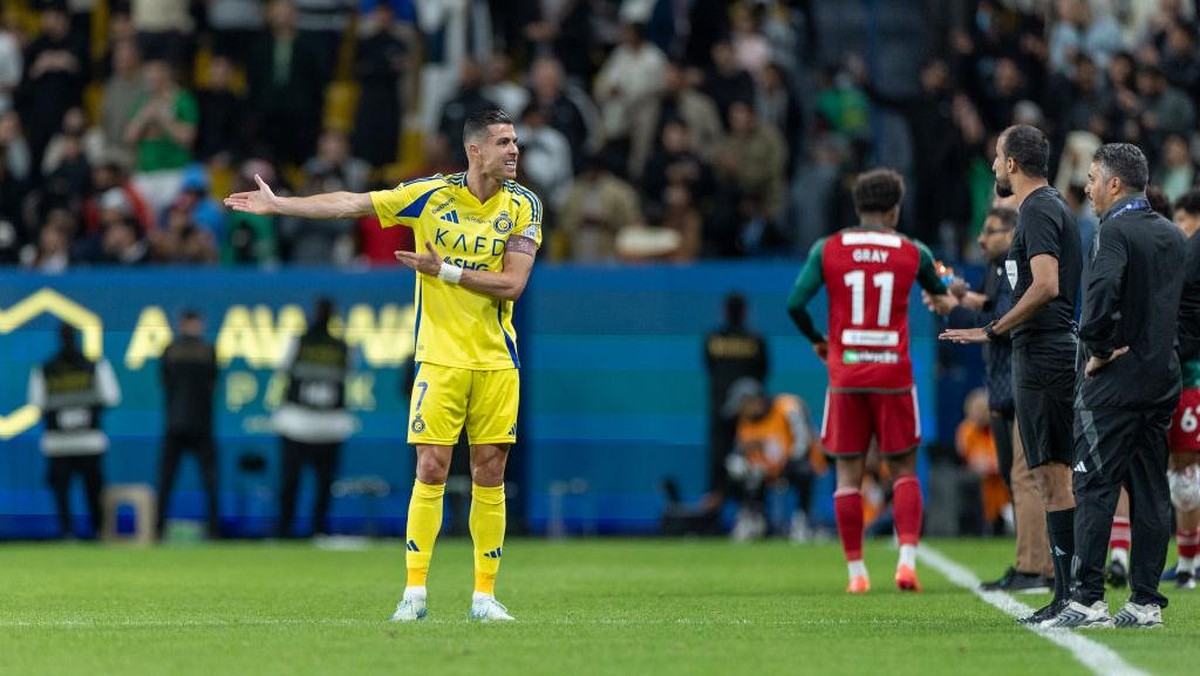 Momen Ronaldo protes usai Jhon Duran dikartu merah. (Foto: Abdullah Ahmed/Getty Images)