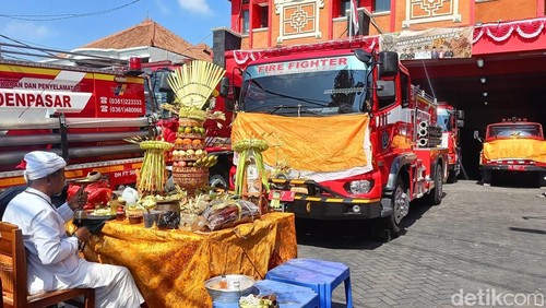 Dinas Pemadam Kebakaran dan Penyelamatan Kota Denpasar diupacarai saat Tumpek Landep, Sabtu (22/2/2025). (Ni Made Lastri Karsiani Putri)