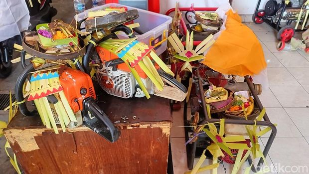 Dinas Pemadam Kebakaran dan Penyelamatan Kota Denpasar diupacarai saat Tumpek Landep, Sabtu (22/2/2025). (Ni Made Lastri Karsiani Putri)