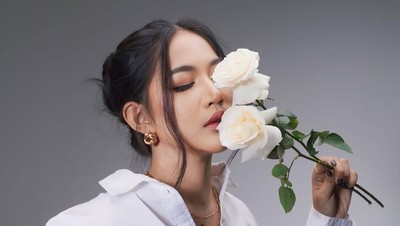 Eriska Nakesya dengan Berbagai Mode: Jaga Warsun, Berkebun, hingga Model