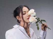 Eriska Nakesya dengan Berbagai Mode: Jaga Warsun, Berkebun, hingga Model