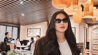 Selebgram Eriska Nakesya adalah istri Young Lex. Ia dijuluki hot mom karena gayanya tetap kece meski menyandang status ibu beranak satu. Foto: Instagram Eriska Nakesya
