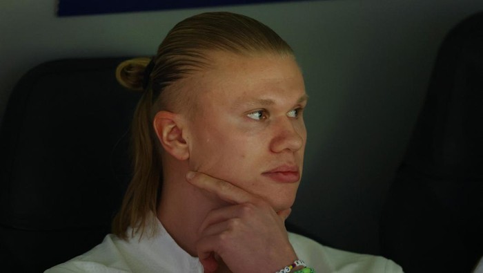 Soccer Football - Champions League - Knockout Phase Playoff - Second Leg - Real Madrid v Manchester City - Santiago Bernabeu, Madrid, Spain - February 19, 2025 Manchester Citys Erling Haaland on the substitutes bench before the match Action Images via Reuters/Matthew Childs