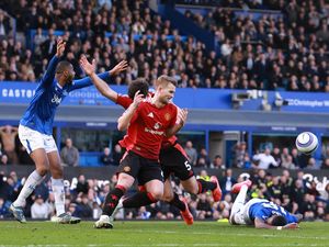 Everton Vs MU: Ashley Young Sindir Wasit Pakai Kutipan Mourinho