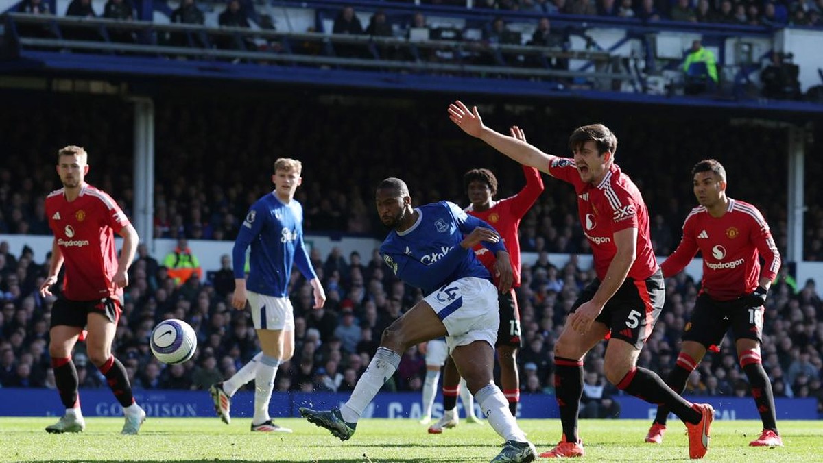 Everton ungguli Manchester United 2-0 di babak pertama (REUTERS/Phil Noble)