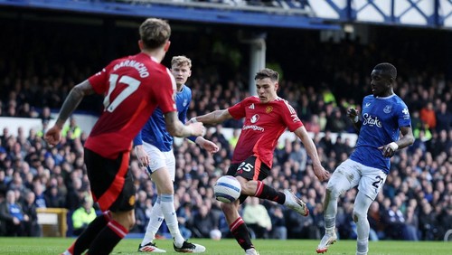 Soccer Football - Premier League - Everton v Manchester United - Goodison Park, Liverpool, Britain - February 22, 2025 Manchester Uniteds Manuel Ugarte scores their second goal REUTERS/Phil Noble EDITORIAL USE ONLY. NO USE WITH UNAUTHORIZED AUDIO, VIDEO, DATA, FIXTURE LISTS, CLUB/LEAGUE LOGOS OR LIVE SERVICES. ONLINE IN-MATCH USE LIMITED TO 120 IMAGES, NO VIDEO EMULATION. NO USE IN BETTING, GAMES OR SINGLE CLUB/LEAGUE/PLAYER PUBLICATIONS. PLEASE CONTACT YOUR ACCOUNT REPRESENTATIVE FOR FURTHER DETAILS..