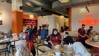Area indoornya cukup luas kurang lebih bisa menampung 40 pengunjung, dengan perpaduan interior berwarna oranye, putih, abu, dan maroon. Foto: Detikcom / Atiqa Rana