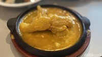 Tidak seperti restoran Padang pada umumnya, di sini ada tunjang disajikan dengan piring hot plate. Tunjangnya lembut, tidak alot, dengan bumbu gulai yang lezat. Foto: Detikcom / Atiqa Rana