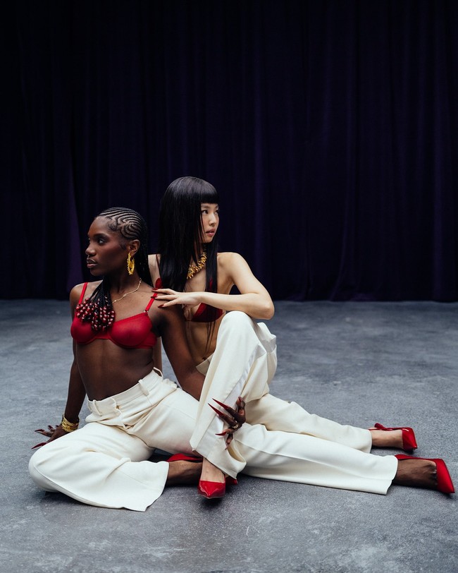 Lagu terbarunya yang menyiratkan pesan tentang female empowerment ini akan dirilis dalam album Ruby pada tanggal 7 Maret 2025. Jennie telah merilis satu per satu video klip untuk lagu solonya diawali dengan Mantra, ZEN, Love Hangover, dan terbaru ExtraL. Foto: dok. Instagram @jennierubyjane